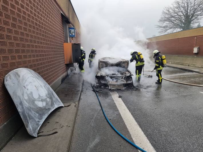 Fahrzeugbrand führt zu Verkehrsbehinderungen auf der A33