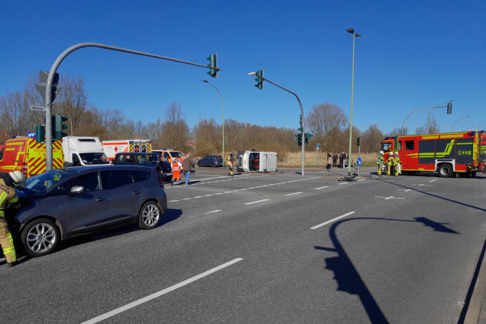 Verkehrsunfall mit Transporter und PKW - drei verletzte Personen