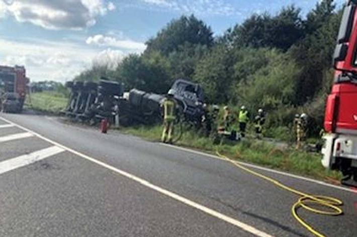 Die Ladung des Lkw, welche aus Schüttgut bestand, verteilte sich auf und neben der Fahrbahn