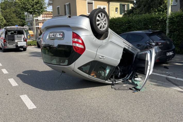 Mehrere Fahrzeuge wurden in Mitleidenschaft gezogen.