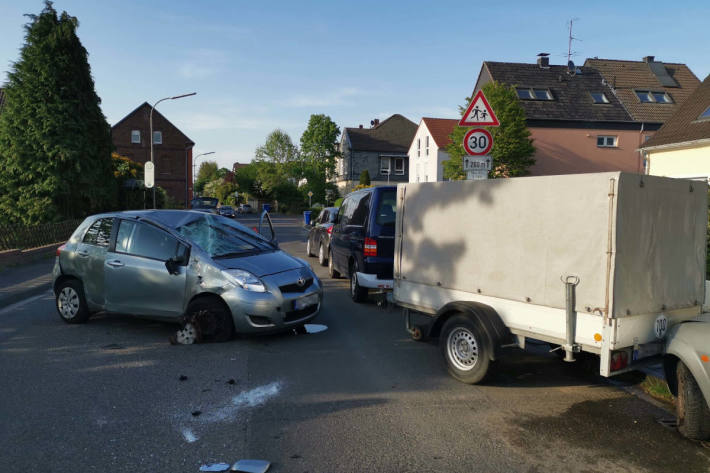 Seniorin leichtverletzt nach Überschlag mit Pkw