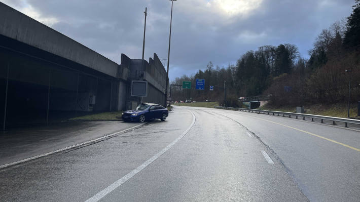 Auf regennasser Strasse mit BMW ins Schleudern geraten und gegen Mast geprallt