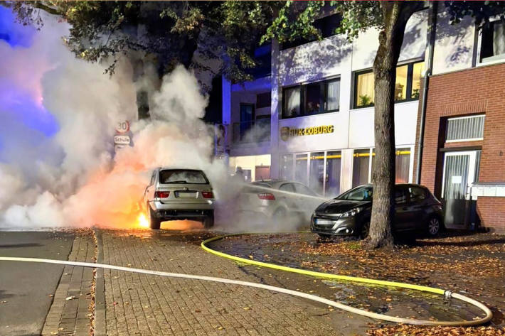 Das Auto prallte gegen einen Baum und geriet in Brand.