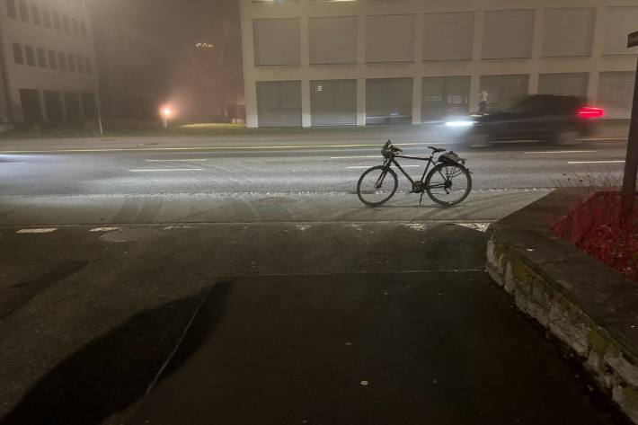 Der Fahrradfahrer wurde beim Aufprall leicht verletzt