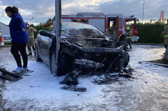 Fahrzeugbrand bei Tankstelle in Korneuburg 