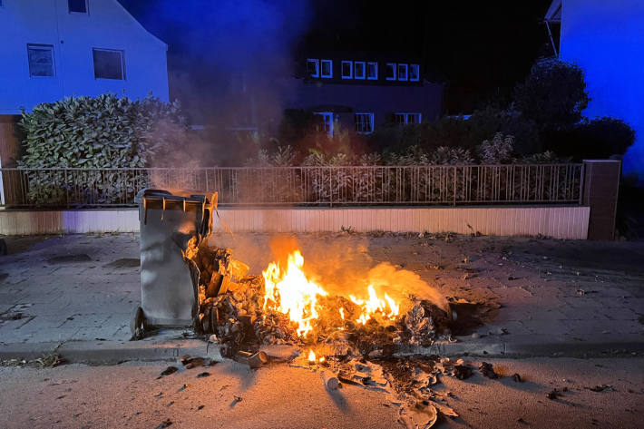Die Mülltonnen gerieten aus noch ungeklärten Gründen in Brand.