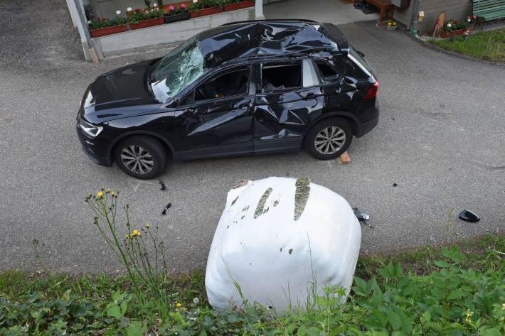 Siloballen geriet ins Rollen und prallte gegen Auto in Menznau LU