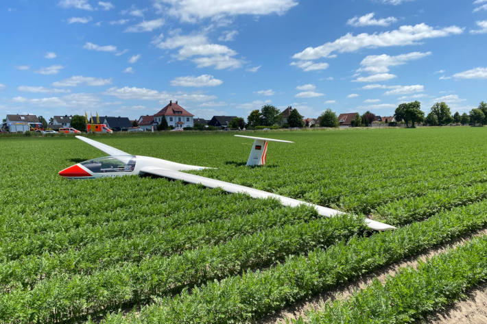 Flugzeug auf Feld abgestürzt