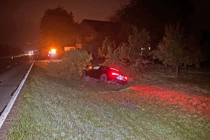 Das Auto prallte mehrfach gegen Bäume.