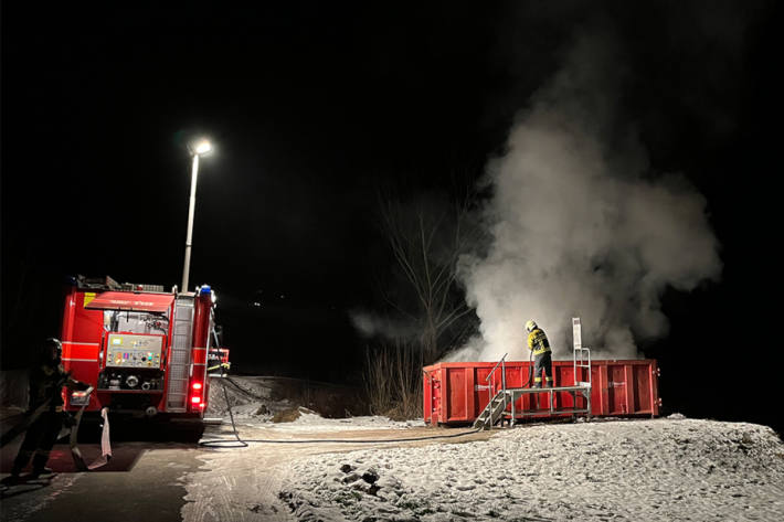 Unsachgemäss entsorgte Asche setzt Container in Brand