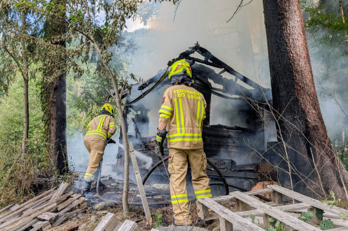 Die Feuerwehr konnten ein Übergreifen der Flammen verhindern.