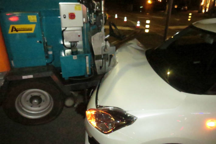 Das Auto prallte gegen die Maschine.