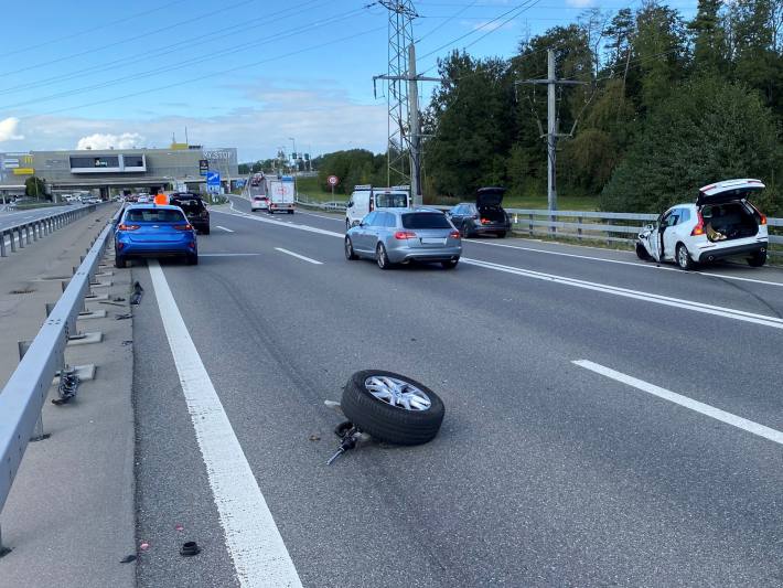 Verkehrsbehinderungen nach Auffahrunfall auf der A4 bei Affoltern am Albis