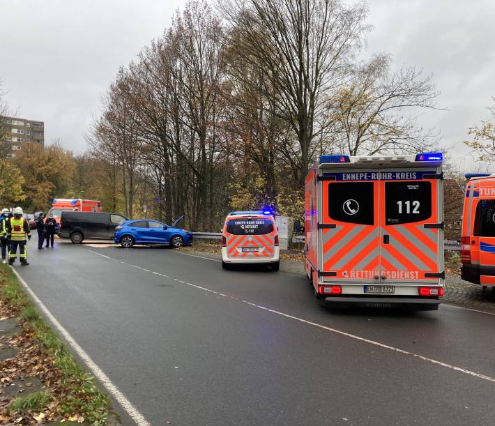 Verunfallte Autos auf der Holthauserstraße.