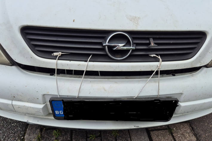Der Fahrer hatte die Motorhaube mit Ladekabeln am Nummernschild festgebunden.