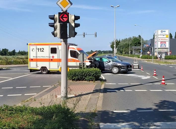 Rettungswagen in Verkehrsunfall verwickelt in Cuxhaven