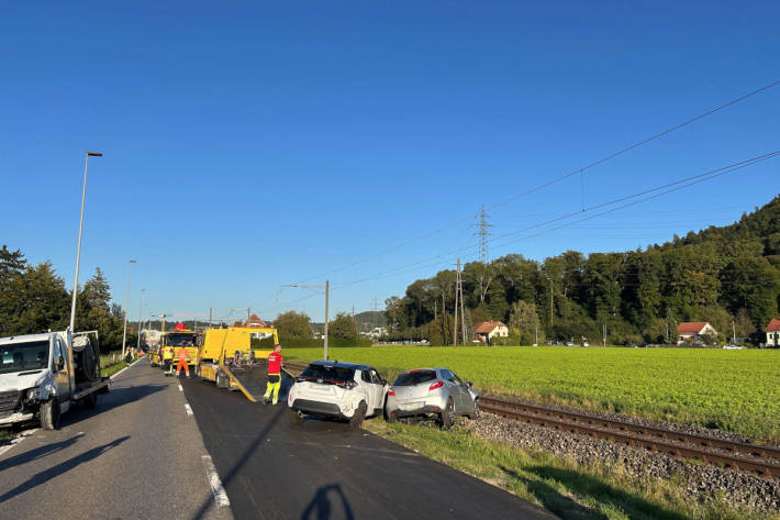 Beide Autos wurden an den Fahrbahnrand geschleudert.