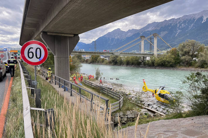 Das Fahrzeug prallte zunächst gegen eine Betonwand.