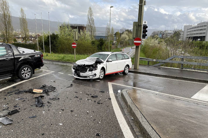Kollision zwischen Lieferwagen und Personenwagen