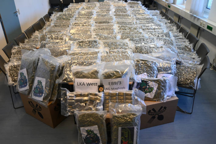 Neben Cannabisprodukten wurden auch 22.000 Euro Bargeld sichergestellt.