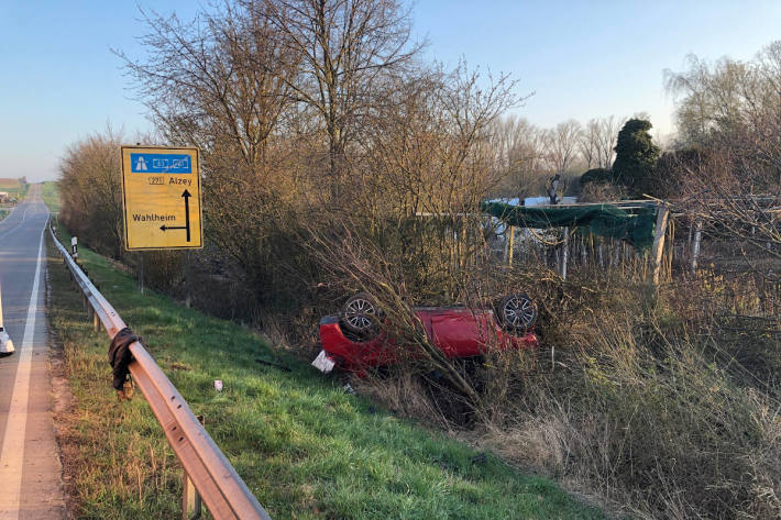 Pkw überschlägt sich wegen eines Rehs auf der Fahrbahn