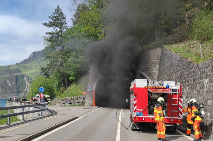 Löscharbeiten nach dem Unfall auf der Axenstrasse bei Sisikon