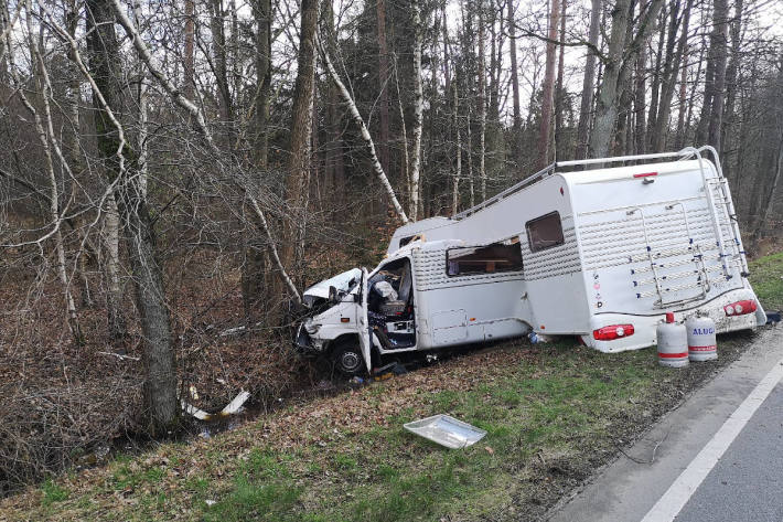 verunfalltes Wohnmobil auf der B4