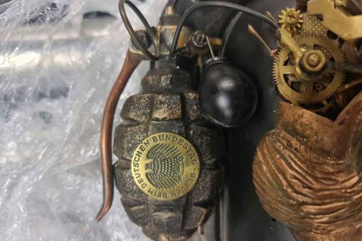 Handgranaten-Skulptur im Reisekoffer ruft Entschärfer der Bundespolizei auf den Plan in Frankfurt