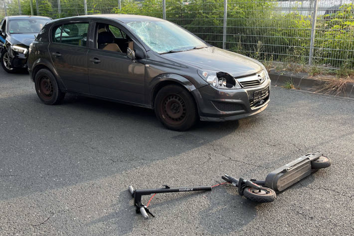 Der Fahrer des E-Scooter verletzte sich schwer.