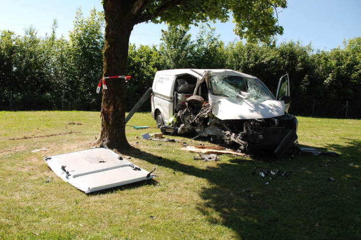 Unfallfahrzeug auf dem Rastplatz Oberbipp-Nord an der A1