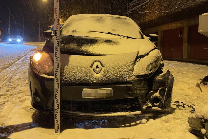 In St. Gallen auf schneebedeckter Strasse Unfall gebaut.