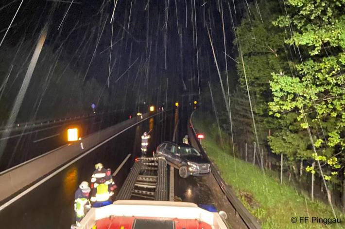 Auf der regennassen Autobahn geriet in Pinggau ein PKW mit Anhänger ins Schleudern und prallte gegen die Leitschiene