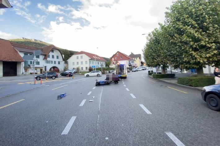 Der Motorradlenker blieb verletzt auf der Strasse liegen