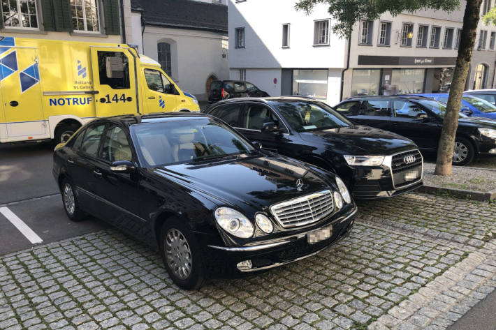 Vom eigenen Auto touchiert – Handbremse vergessen