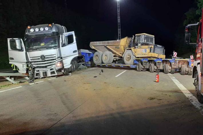 Unfall unter Beteiligung eines Schwertransportes auf der A1 in Mehring