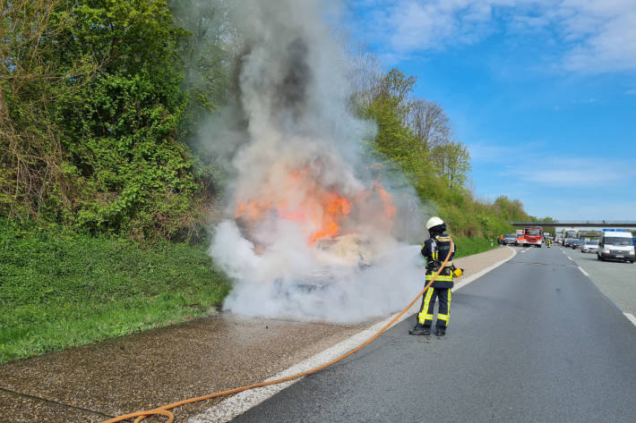 PKW in Vollbrand sorgt für Vollsperrung der A43 in Bochum