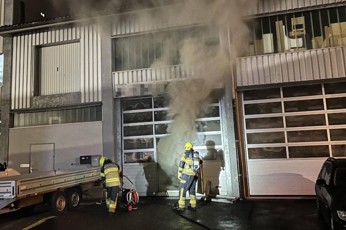Fahrzeug in Garagenbetrieb in Brand geraten.