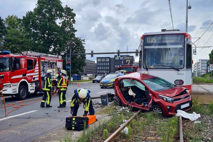 Feuerwehr befreit schwer verletzten Fahrer in Bochum