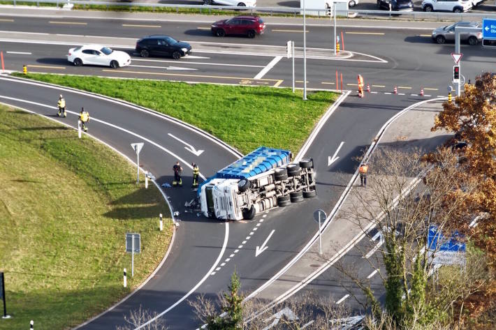 Gekippter Lastwagen blockiert die Autobahneinfahrt Oberbüren