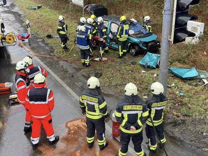 Fahrer bei Verkehrsunfall schwer verletzt – Rettungshelikopter im Einsatz
