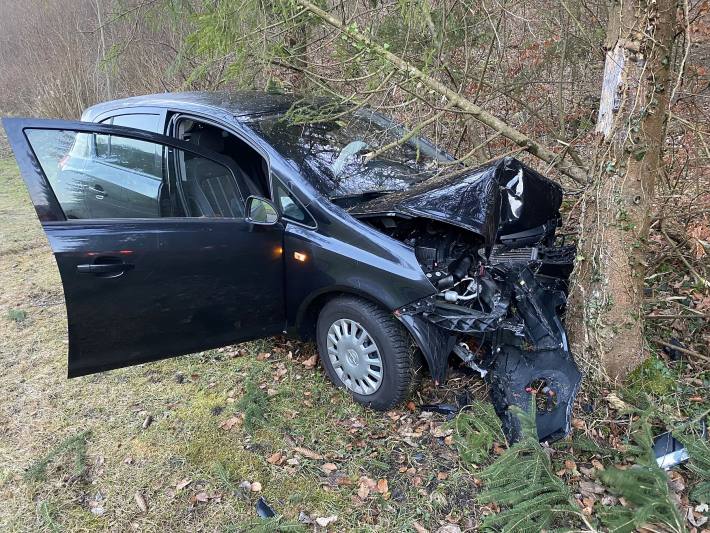 Selbstunfall auf eisglatter Fahrbahn – frontal gegen Baum geprallt