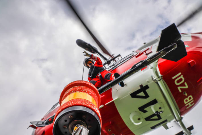 Die Rega musste beim Unfall in Gsteig b. Gstaad eine verletzte Frau bergen. (Symbolbild)