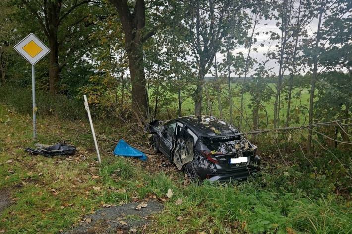 Bei dem Unfall wurde der PKW in den Seitenraum geschleudert