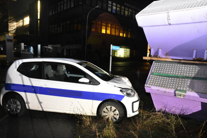 In Balzers schlitterte ein Auto in eine Bauschuttmulde.