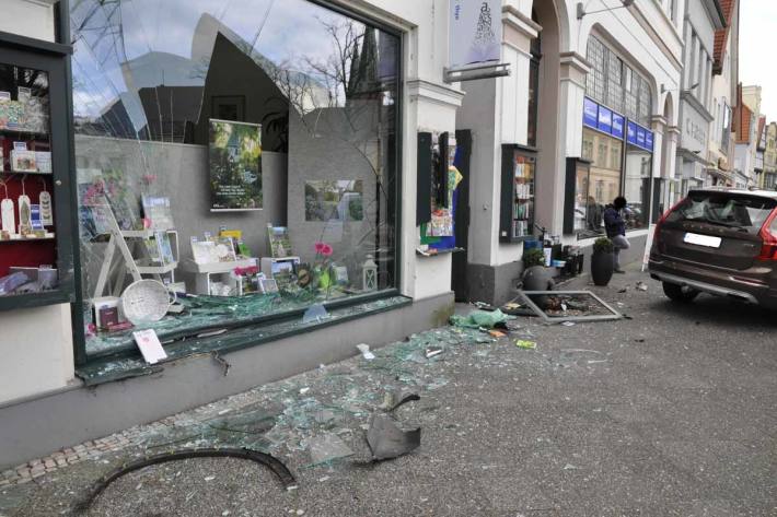 Der Schaden an den Fahrzeugen und der Fensterfront wird in Oldenburg auf mindestens 50.000 Euro geschätzt