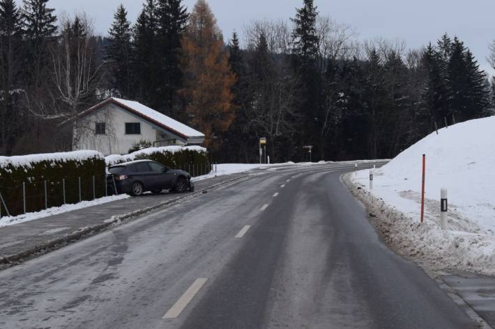 Die Unfallfahrerin blieb unverletzt.