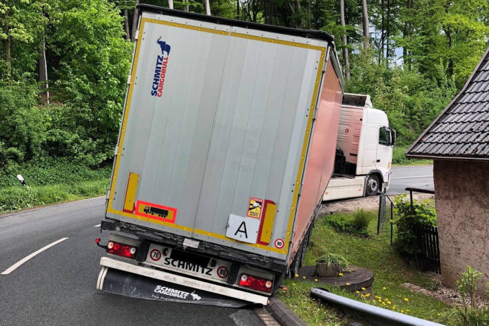 LKW muss nach Unfall mit Kran geborgen werden