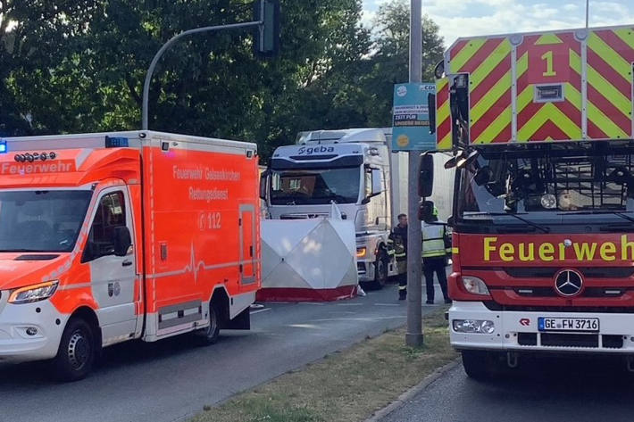 Die Person wurde unter dem Lkw eingeklemmt.