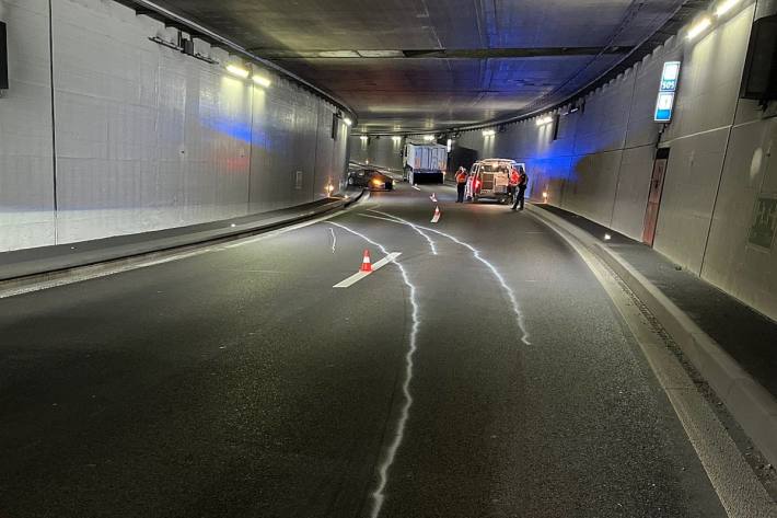 In Muttenz ist ein Lastwagen in einen Personenwagen gefahren.