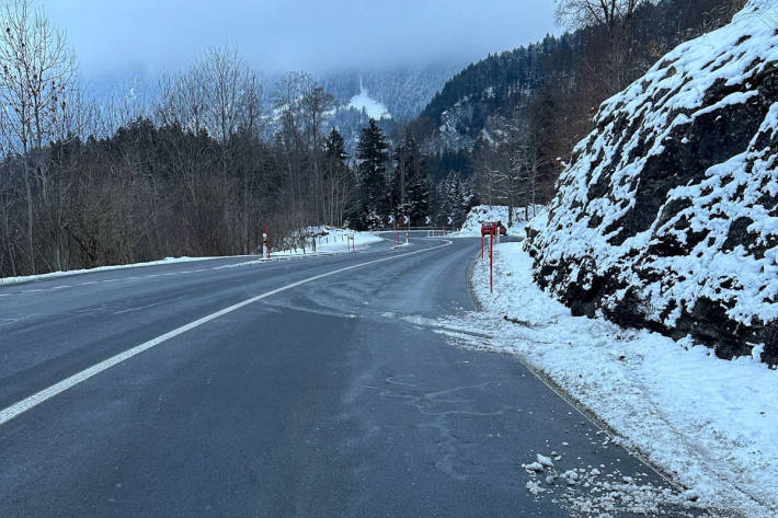 Auf Brünigstrasse gegen Felswand gekracht